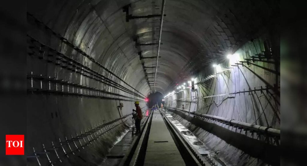 राज्य मंत्रिमंडळाने स्वारगेट-कटराज अंडरग्राउंड लाइनवरील आणखी दोन मेट्रो स्थानकांसाठी अतिरिक्त 683 कोटींना मंजुरी दिली.