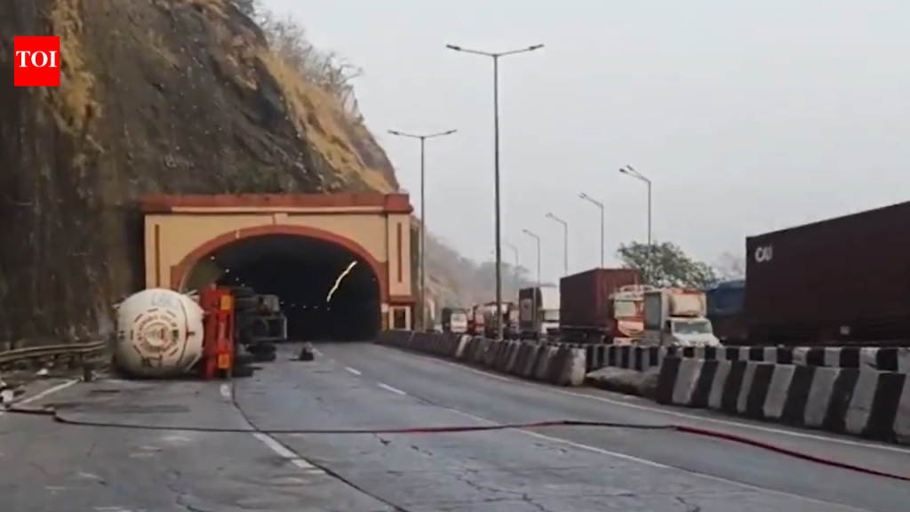 मुंबई-पुणे एक्स्प्रेस वे 32 तासांच्या विस्कळीत प्रकरणाच्या चौकशीचे मुख्यमंत्री देवेंद्र फडणवीस यांचे आदेश
