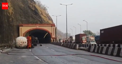 मुंबई-पुणे एक्स्प्रेस वे 32 तासांच्या विस्कळीत प्रकरणाच्या चौकशीचे मुख्यमंत्री देवेंद्र फडणवीस यांचे आदेश