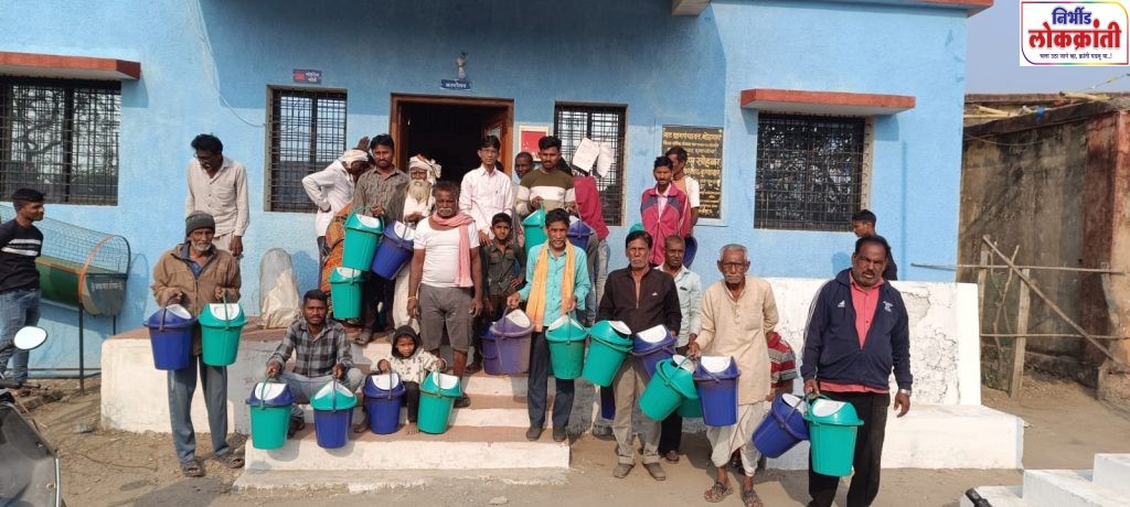 स्वच्छतेकडे एक पाऊल : मोहगाव ग्रामपंचायतीचा बकेट वितरण उपक्रम