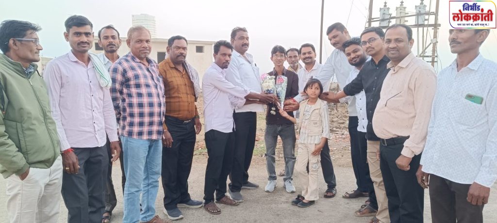 गिरड ग्रामपंचायतीच्या पदाधिकाऱ्यांकडून मोहगांव येथील सरपंच विलास नवघरे यांच्या विकास कार्याचा गौरव