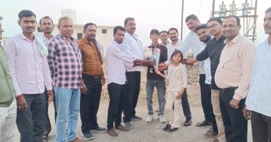 गिरड ग्रामपंचायतीच्या पदाधिकाऱ्यांकडून मोहगांव येथील सरपंच विलास नवघरे यांच्या विकास कार्याचा गौरव