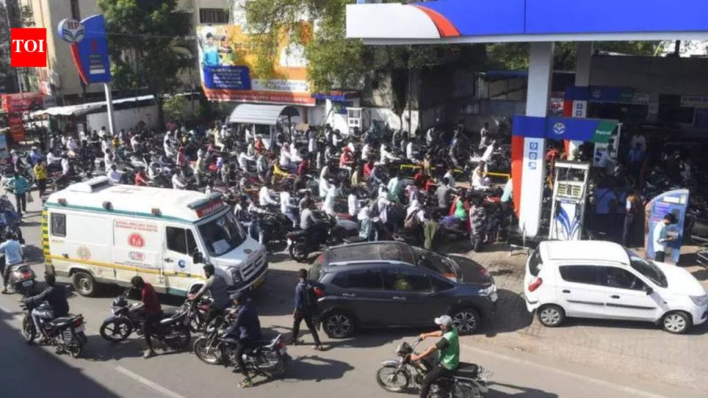 संभाजीनगर प्रशासन तेल कंपन्यांना अत्यावश्यक सेवा पुरवणाऱ्या सरकारी वाहनांसाठी इंधन बाजूला ठेवण्यास सांगतात