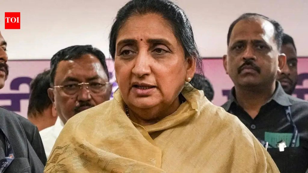 बारामती पोटनिवडणुकीतून काँग्रेसची माघार, 22 अपक्षांनी सुनेत्रा पवार यांना वॉकओव्हर नाकारला