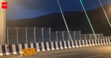 क्रॉसविंड्स हाताळण्यासाठी MSRDC eway च्या नवीन लिंक ब्रिजवर पवन अडथळे बसवते