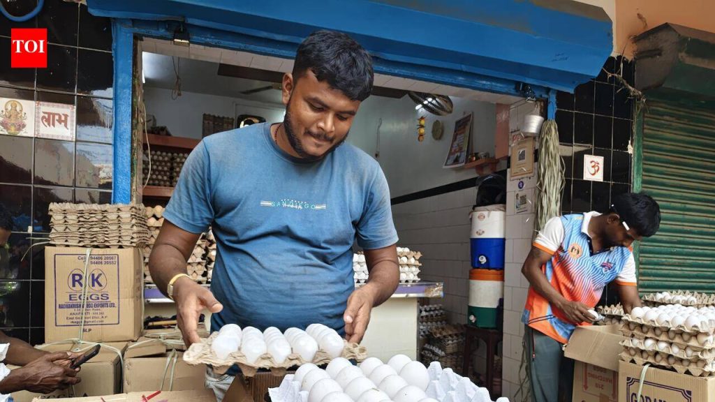 पुरवठा कमी झाल्याने अंड्याच्या किमतीत वाढ होते, पोल्ट्री फीडची किंमत वाढते