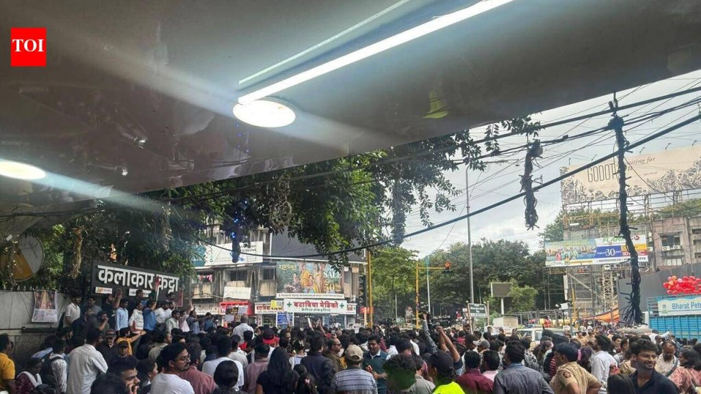 प्रधान यांच्या राजीनाम्याबद्दल पुण्यात तरुण मंडळांनी आनंदोत्सव साजरा केला पुणे बातम्या