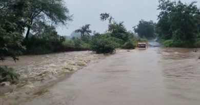 नदी-नाले तुडुंब; प्रशासनाकडून सतर्कतेचा इशारा पिपरीच्या पुलावरून पाणी; गावकऱ्यांची वर्दळ ठप्प